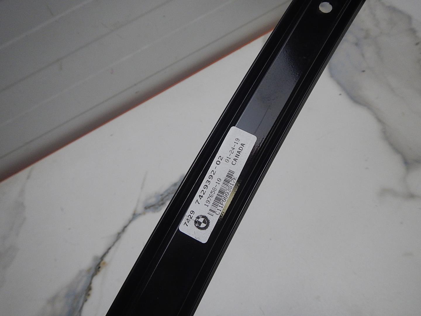 Направляющая стекла двери