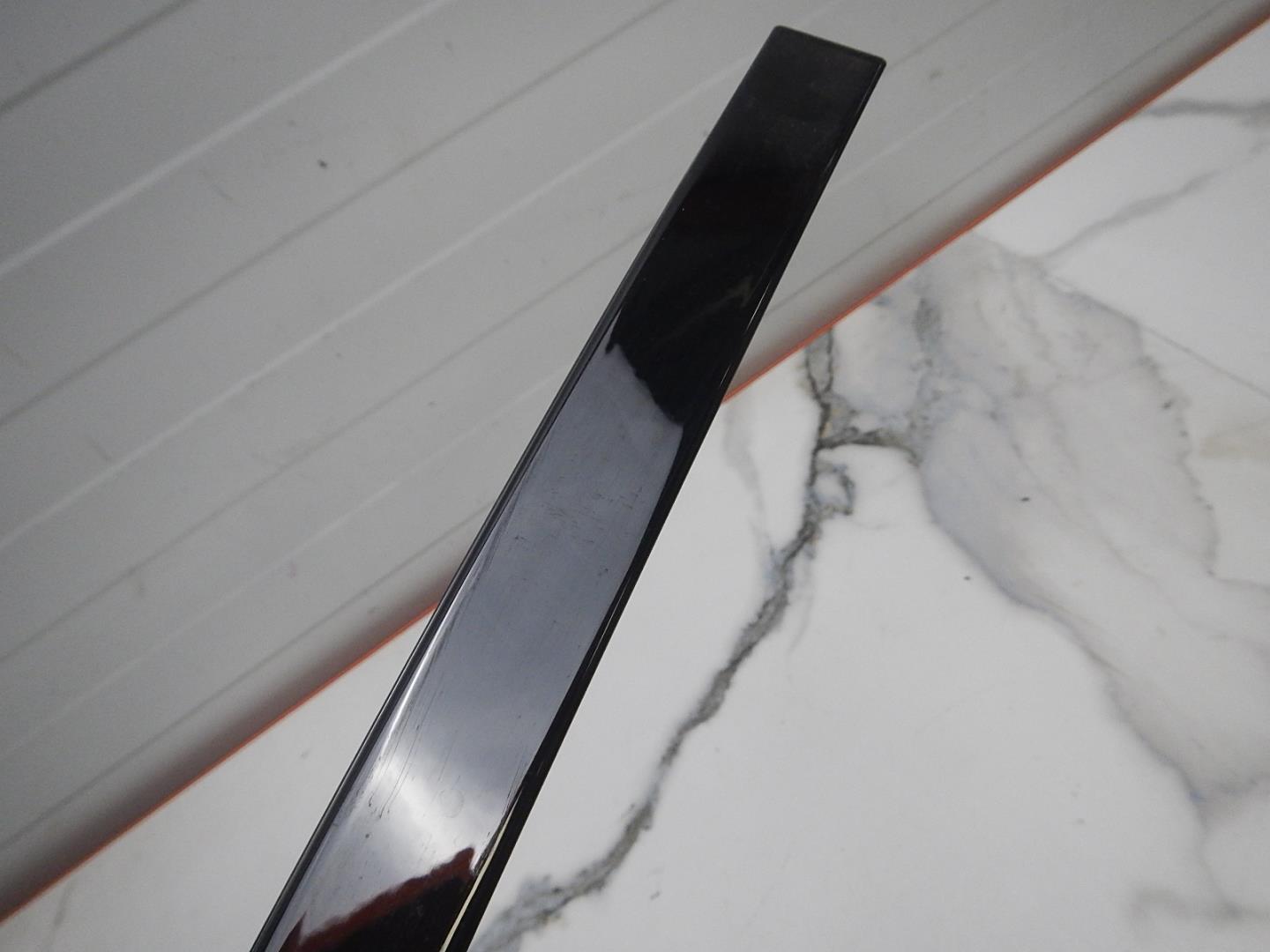 Направляющая стекла двери