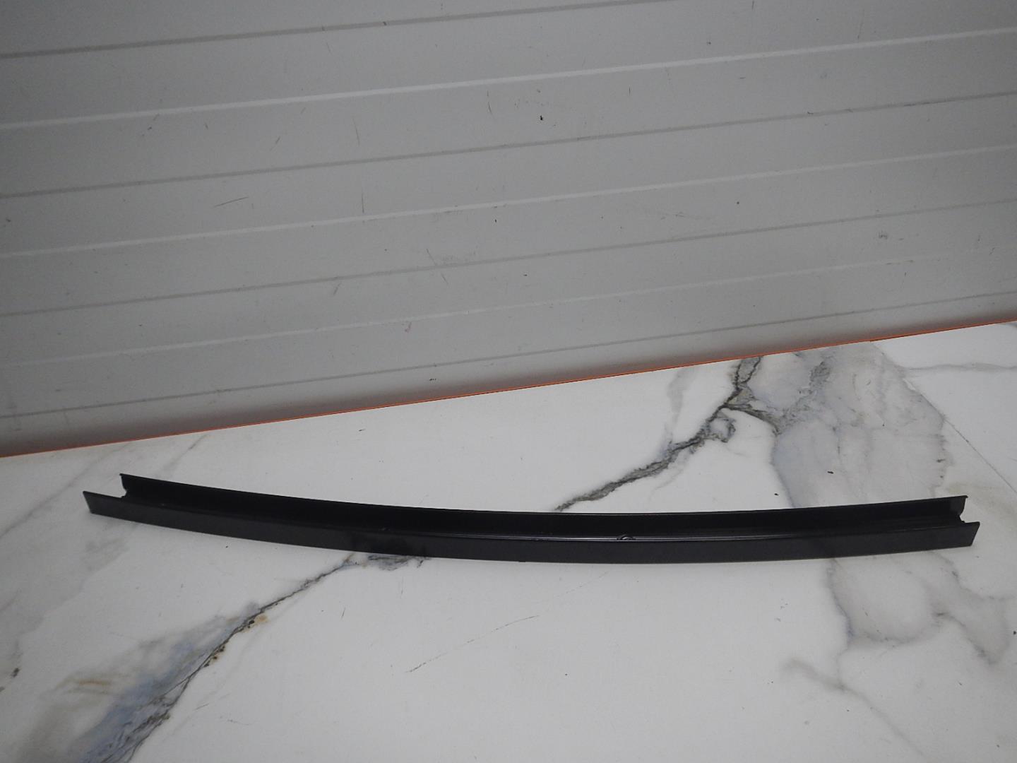 Направляющая стекла двери