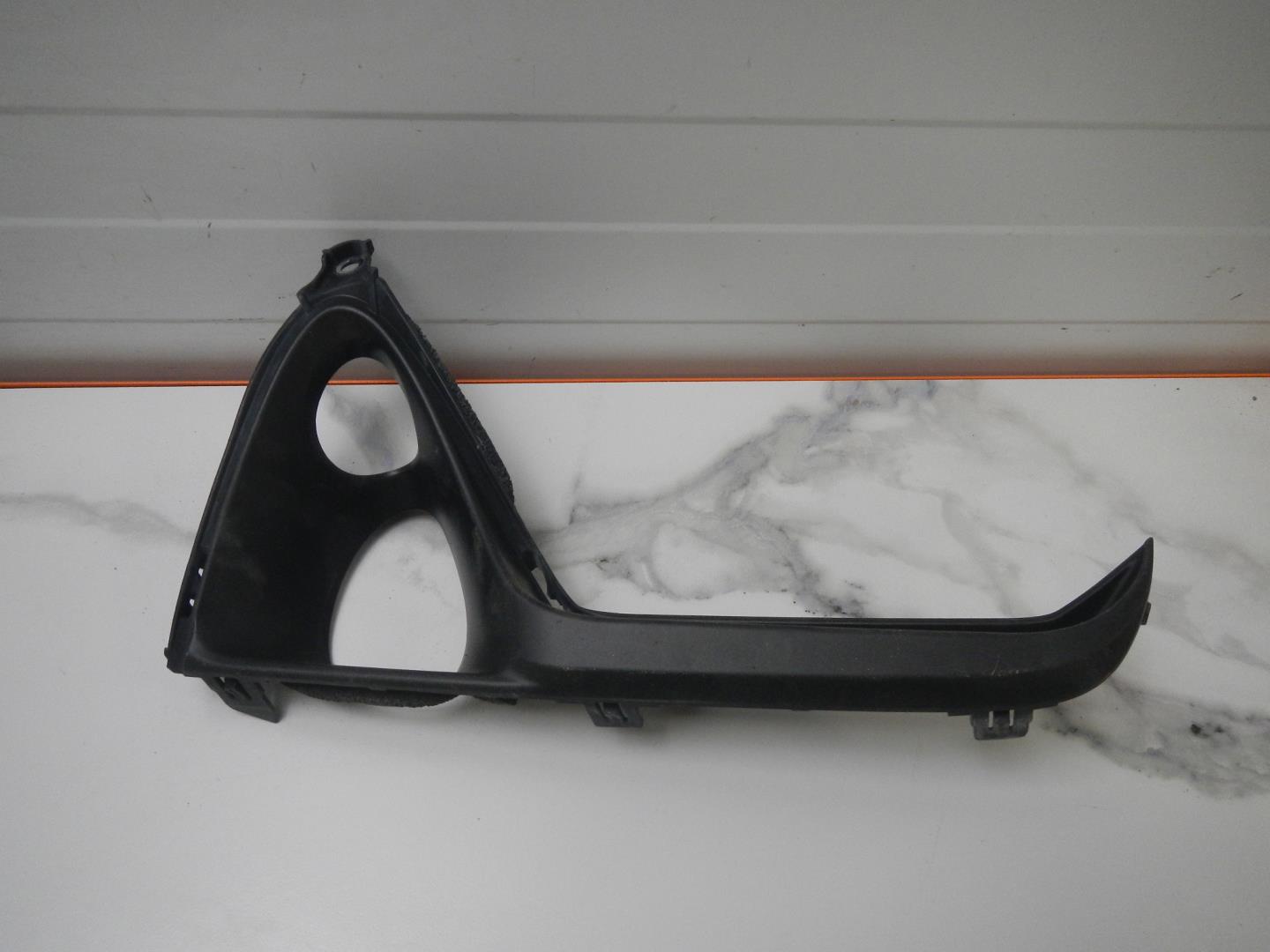 Рамка противотуманной фары правой