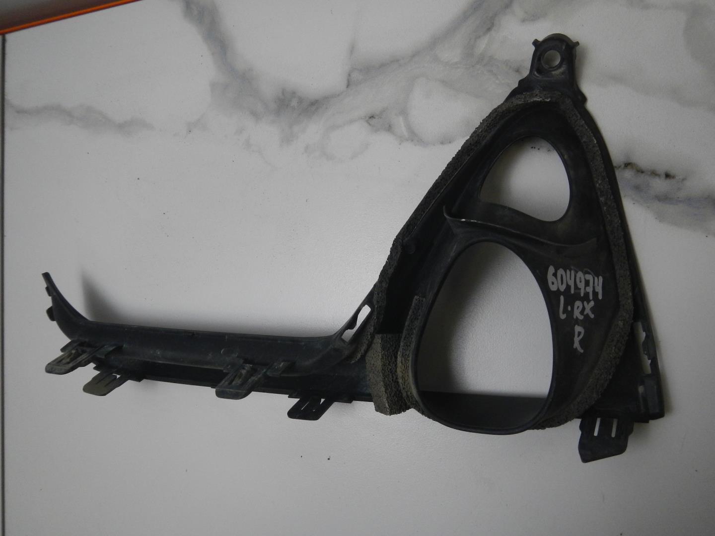 Рамка противотуманной фары правой