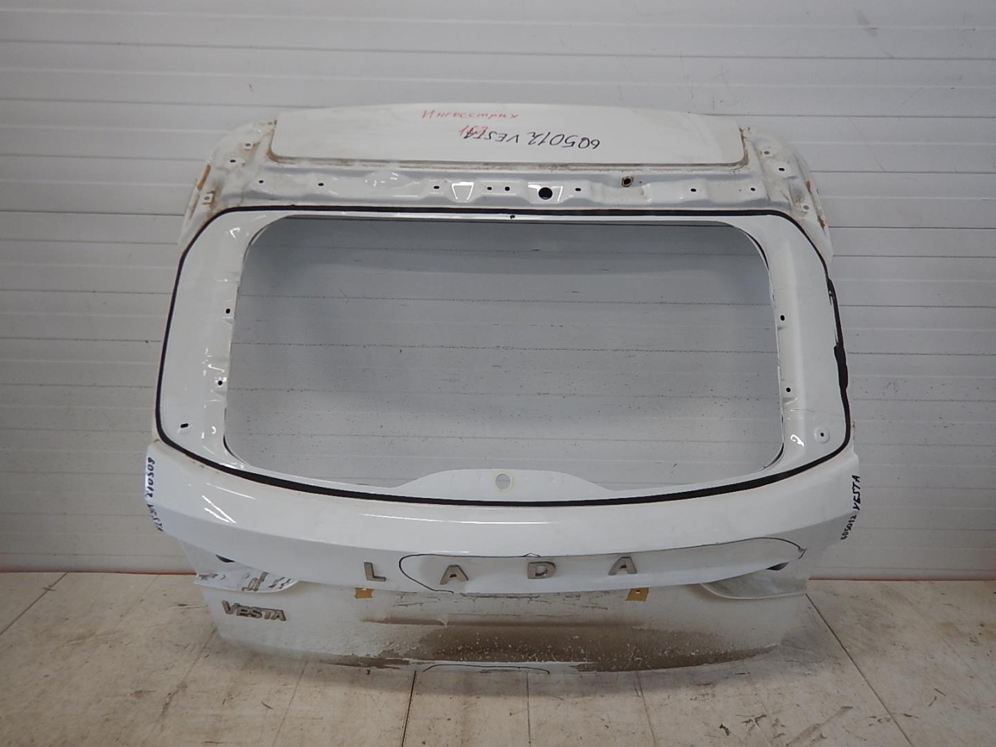 Дверь багажника