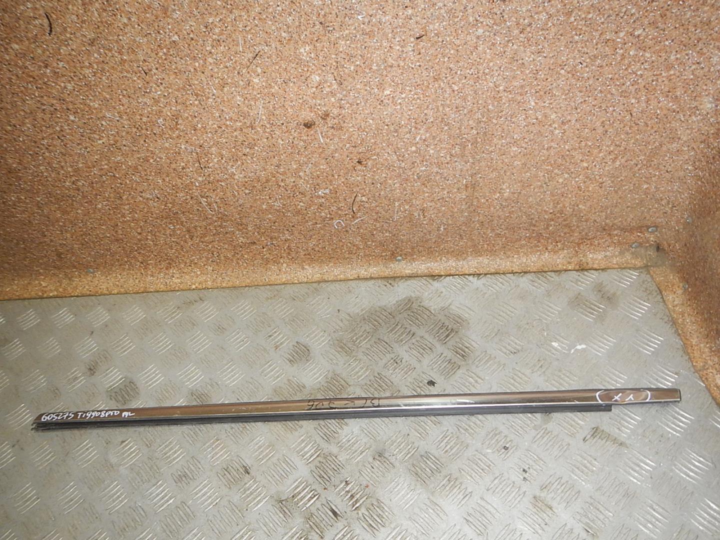 Накладка лобового стекла левая