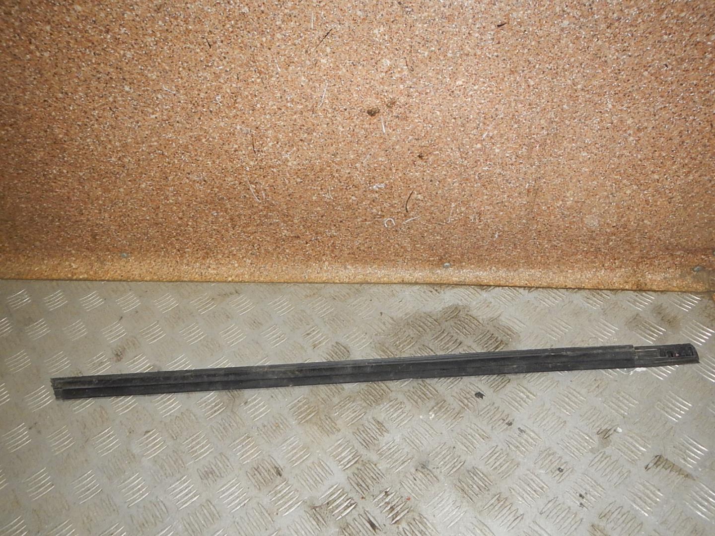 Накладка лобового стекла левая