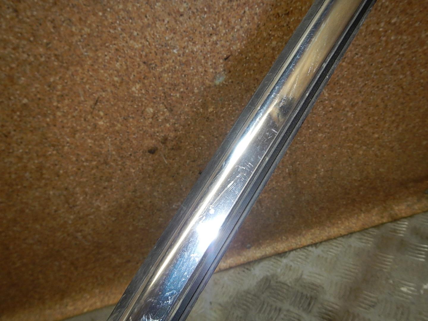 Накладка лобового стекла левая