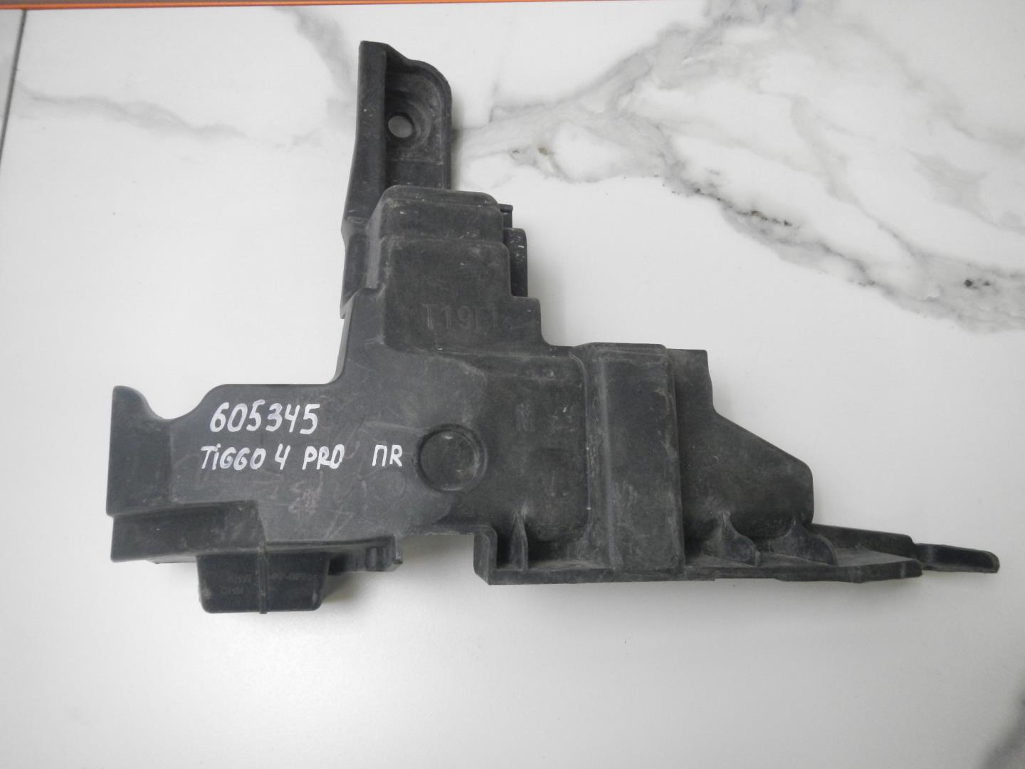 Кронштейн переднего бампера правый