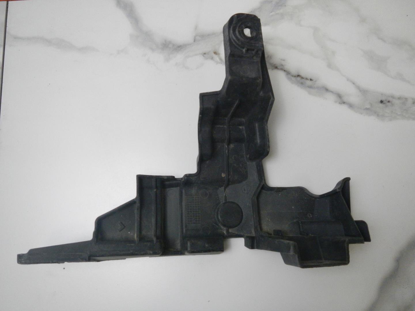 Кронштейн переднего бампера правый