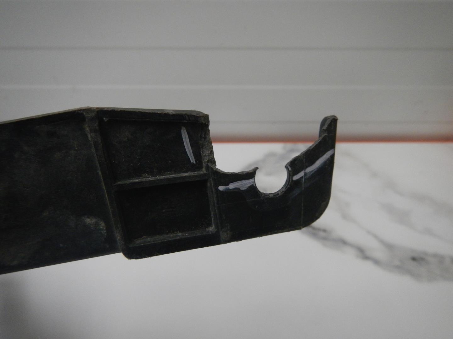 Кронштейн переднего бампера правый