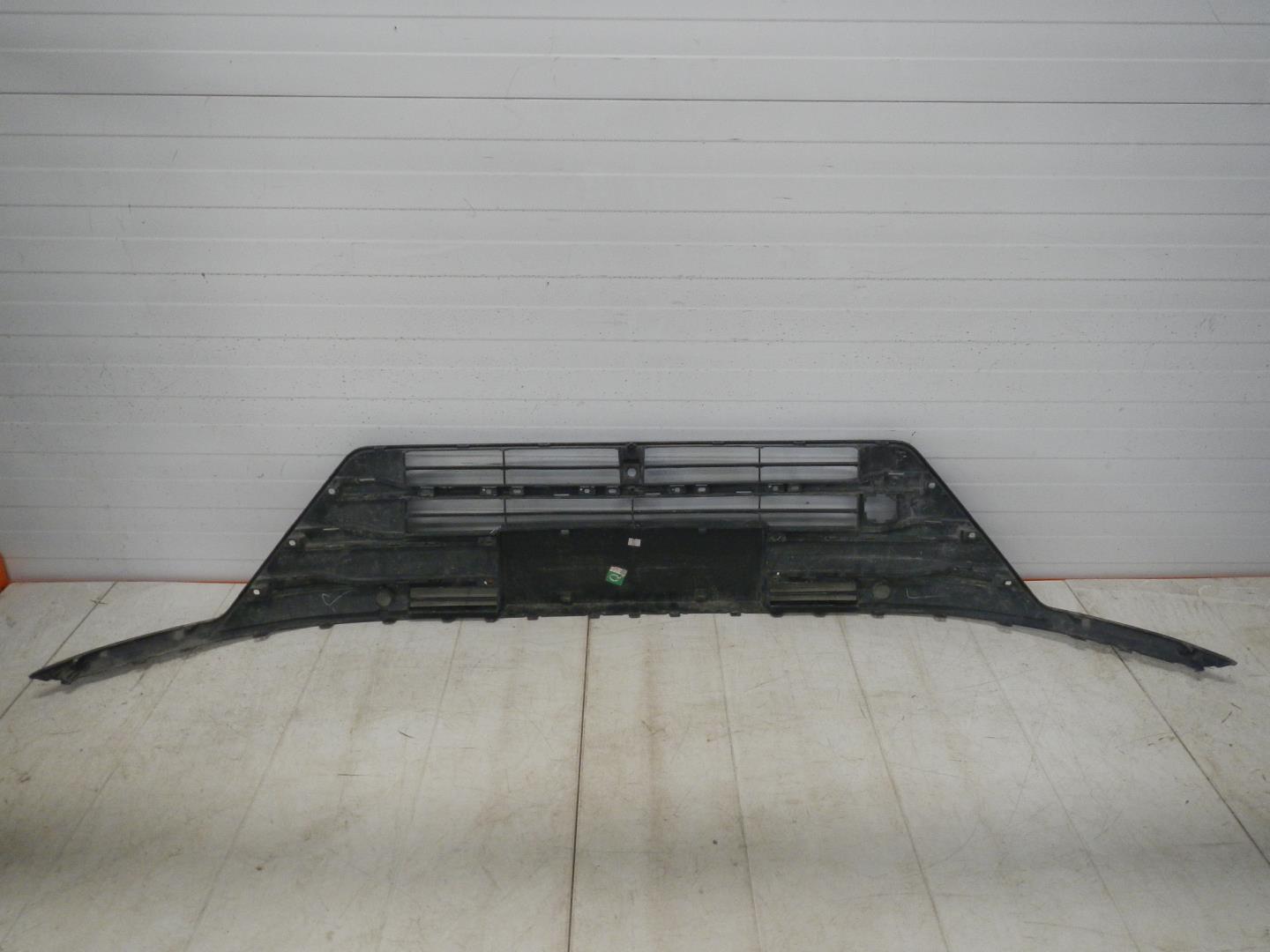 Решетка в бампер центральная