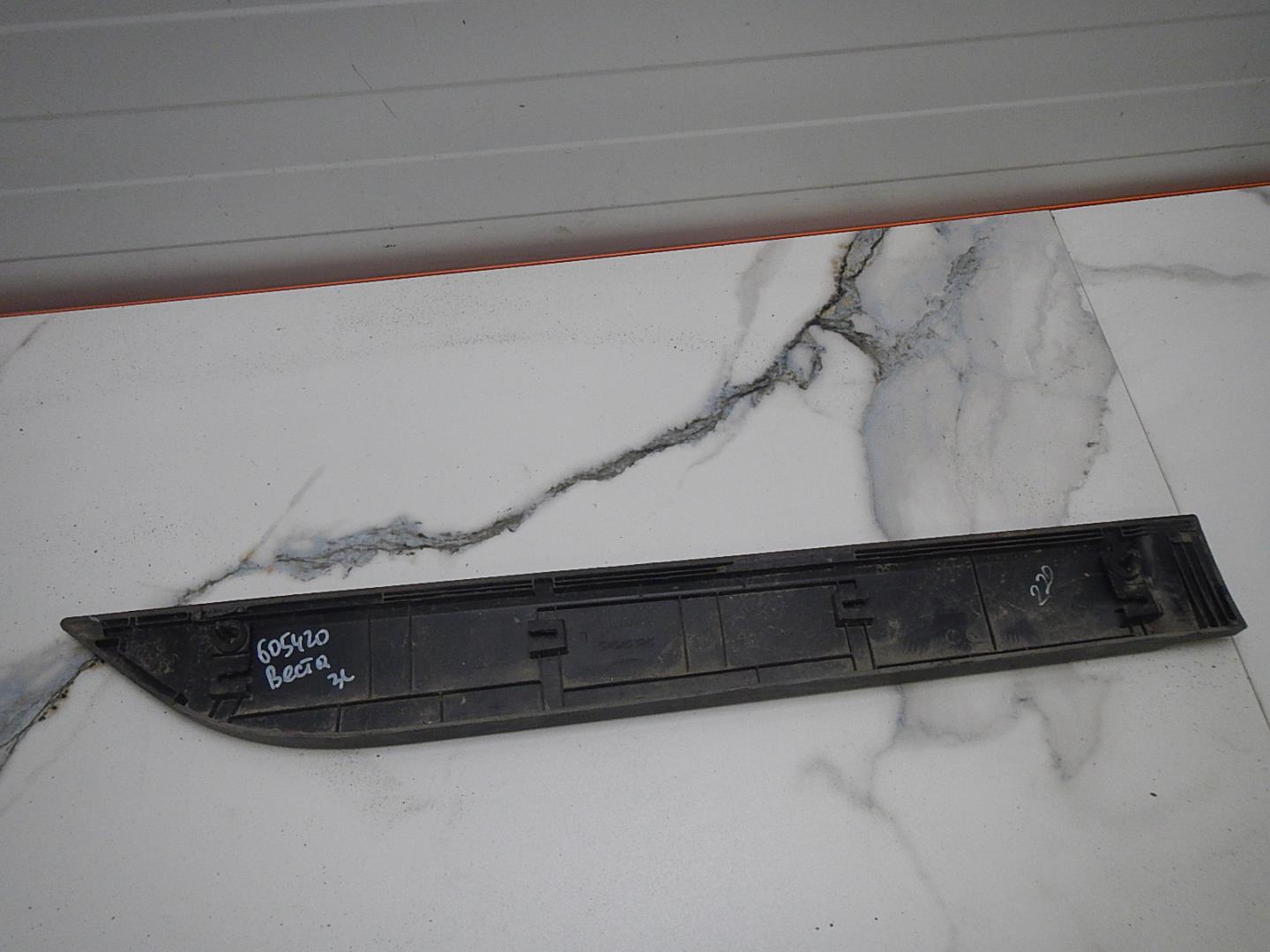 Молдинг задней левой двери