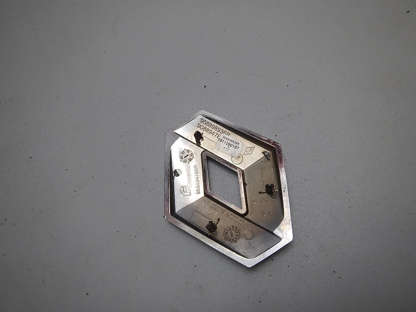 Эмблема на крышку багажника