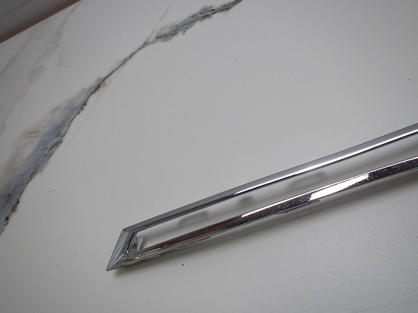 Молдинг переднего бампера левый