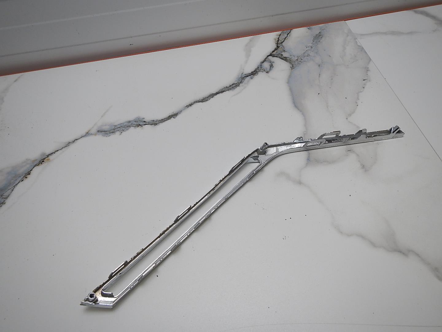 Молдинг переднего бампера левый