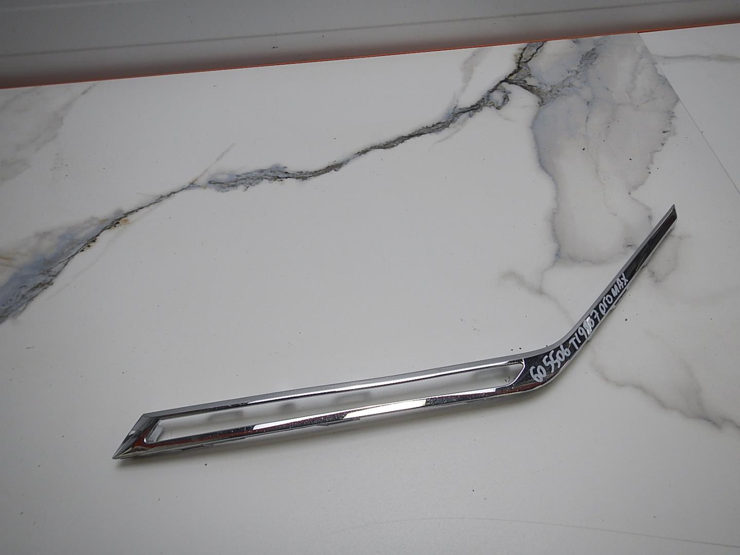 Молдинг переднего бампера левый