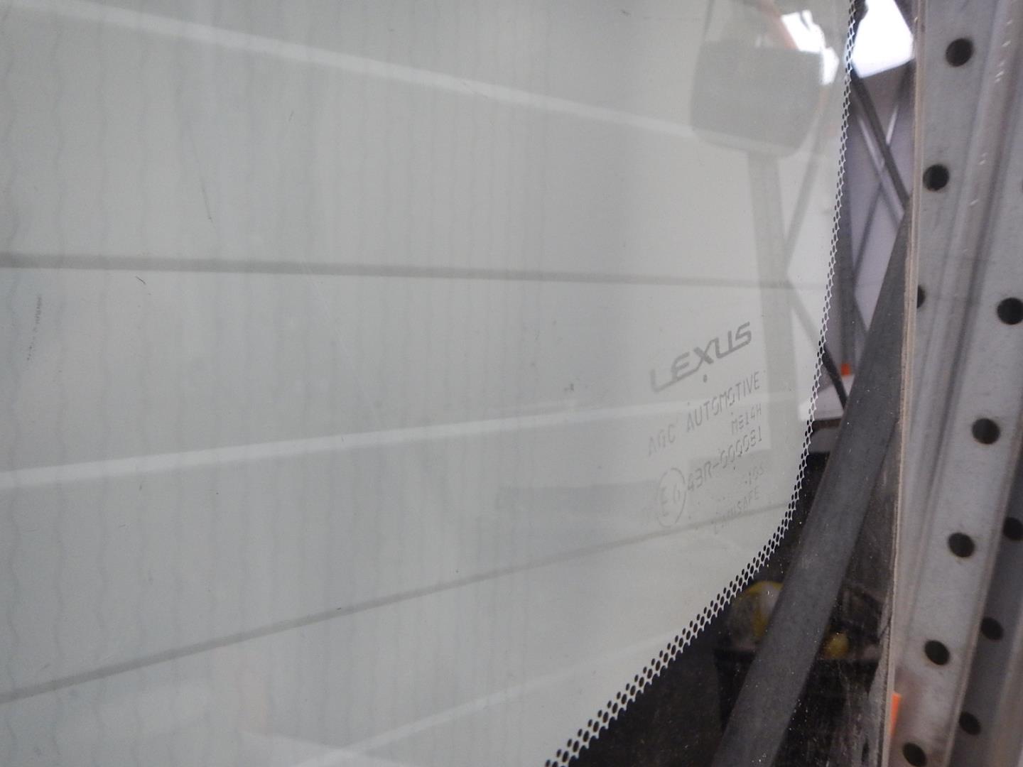 Стекло лобовое (ветровое)