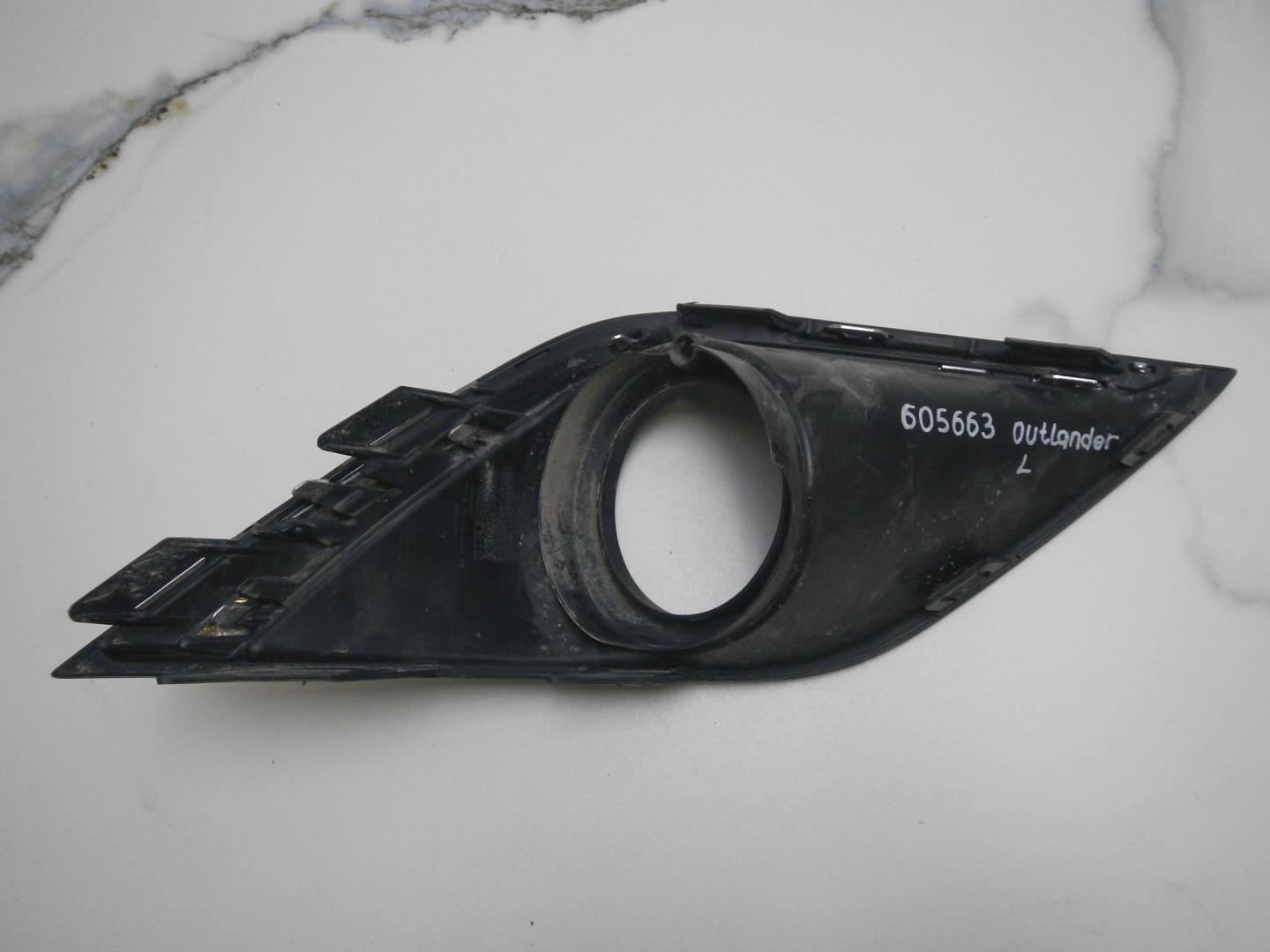 Рамка противотуманной фары левой