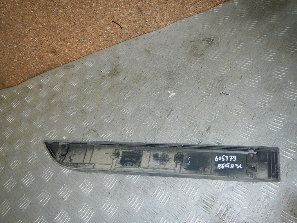 Молдинг задней левой двери