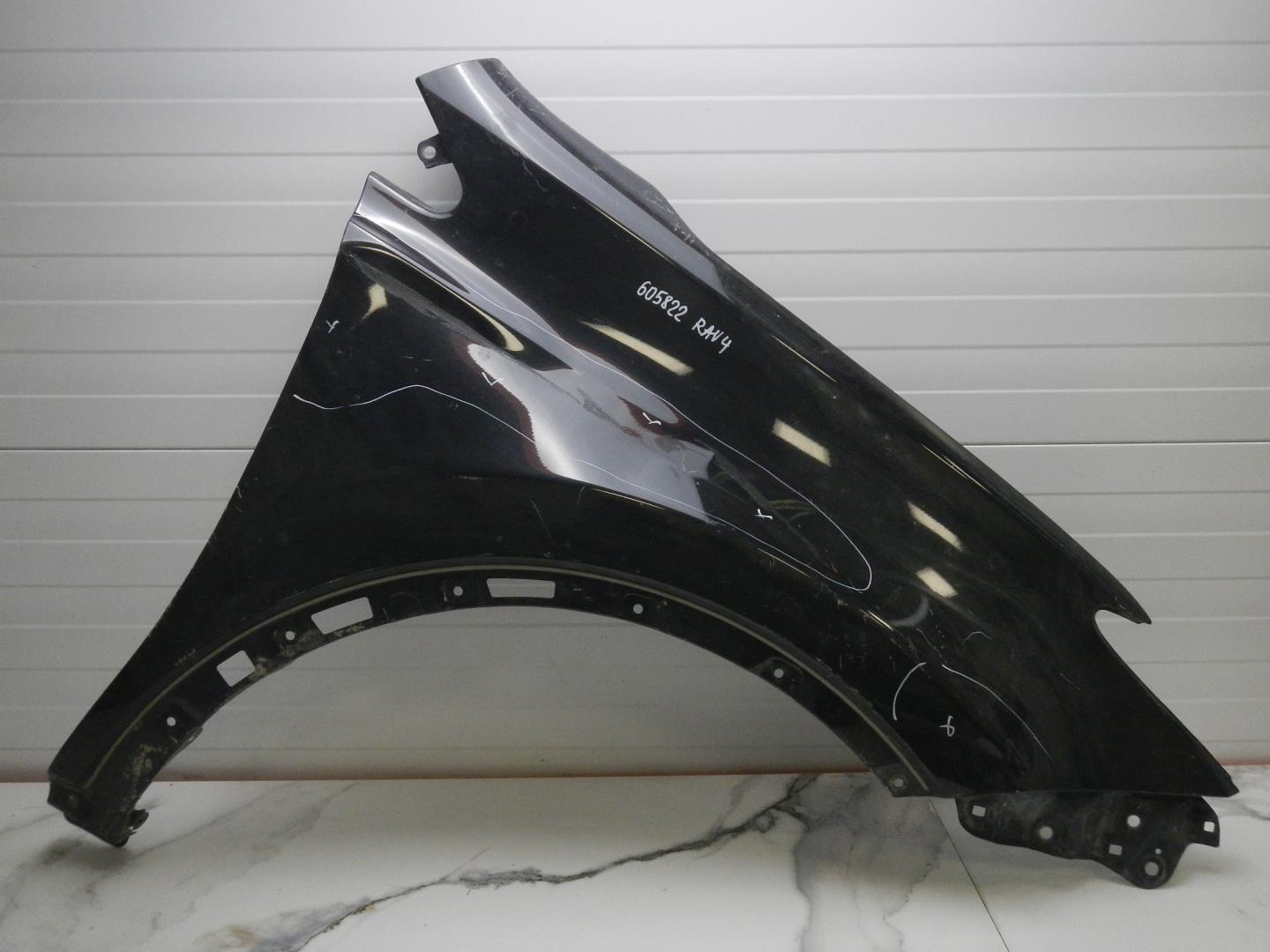 Крыло переднее правое