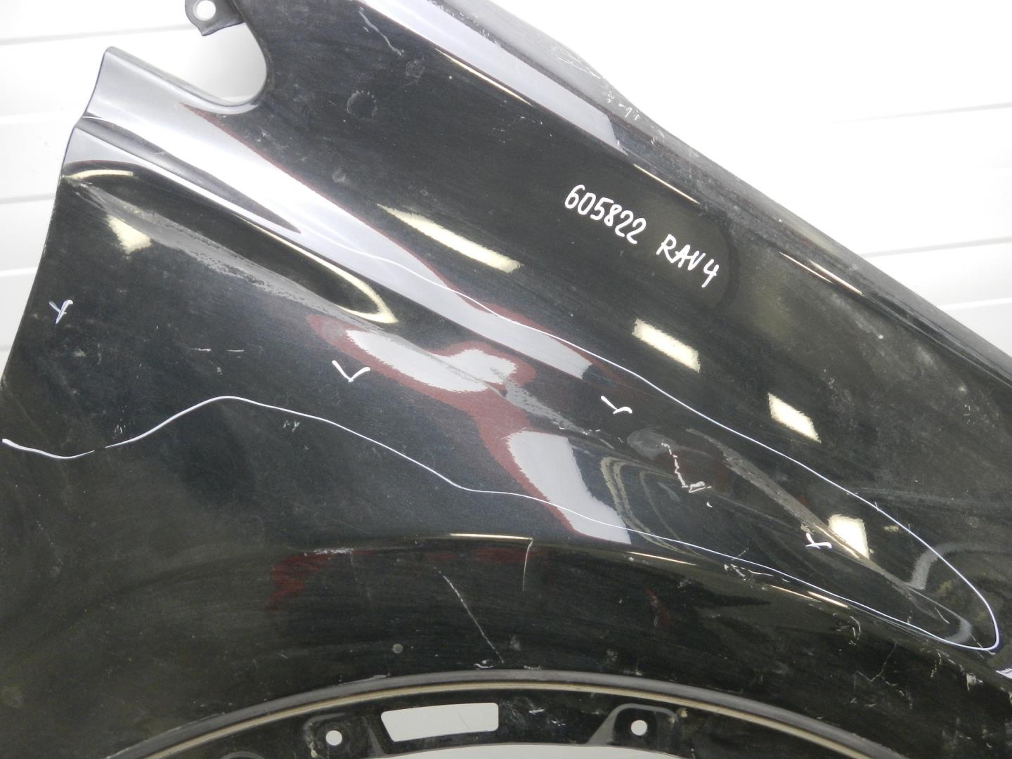 Крыло переднее правое