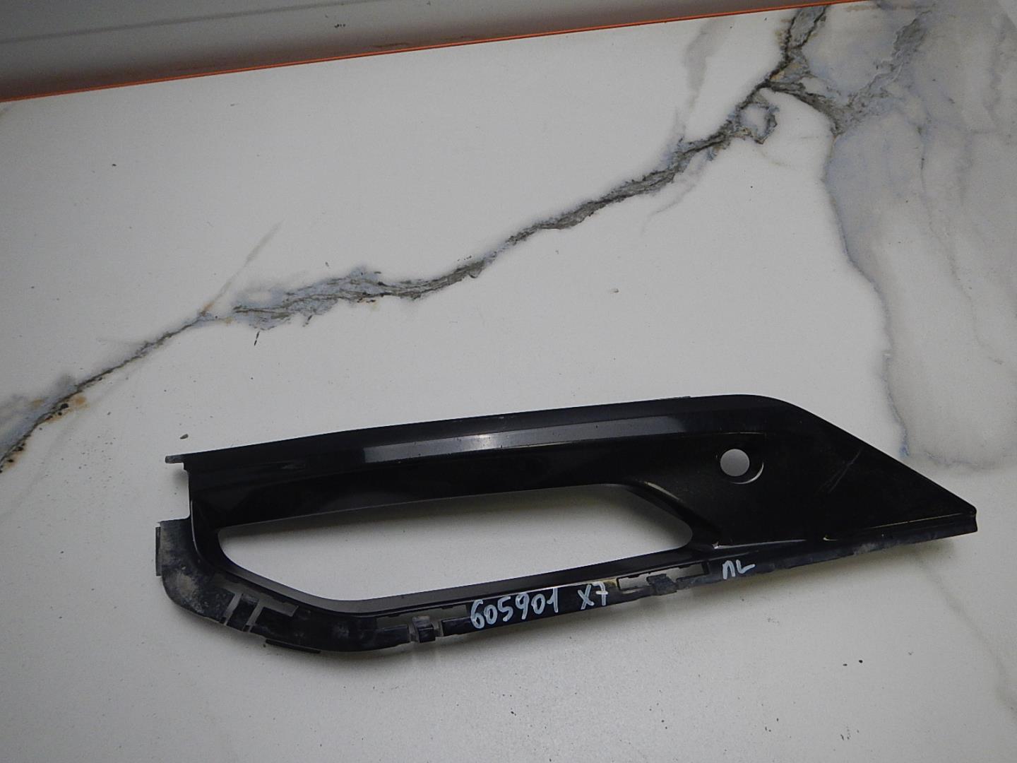 Рамка противотуманной фары левой