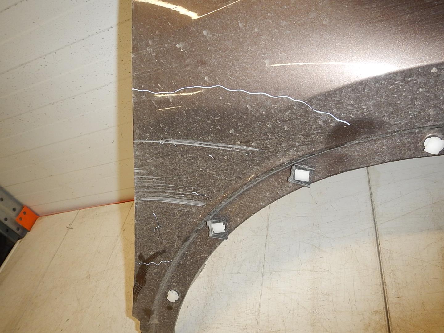 Крыло переднее правое