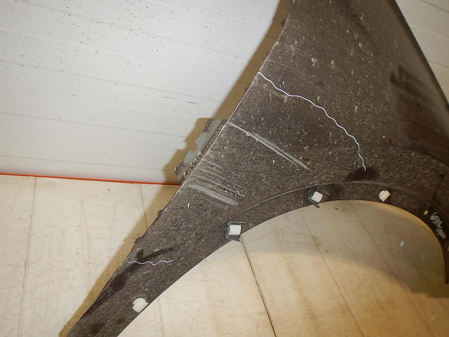 Крыло переднее правое