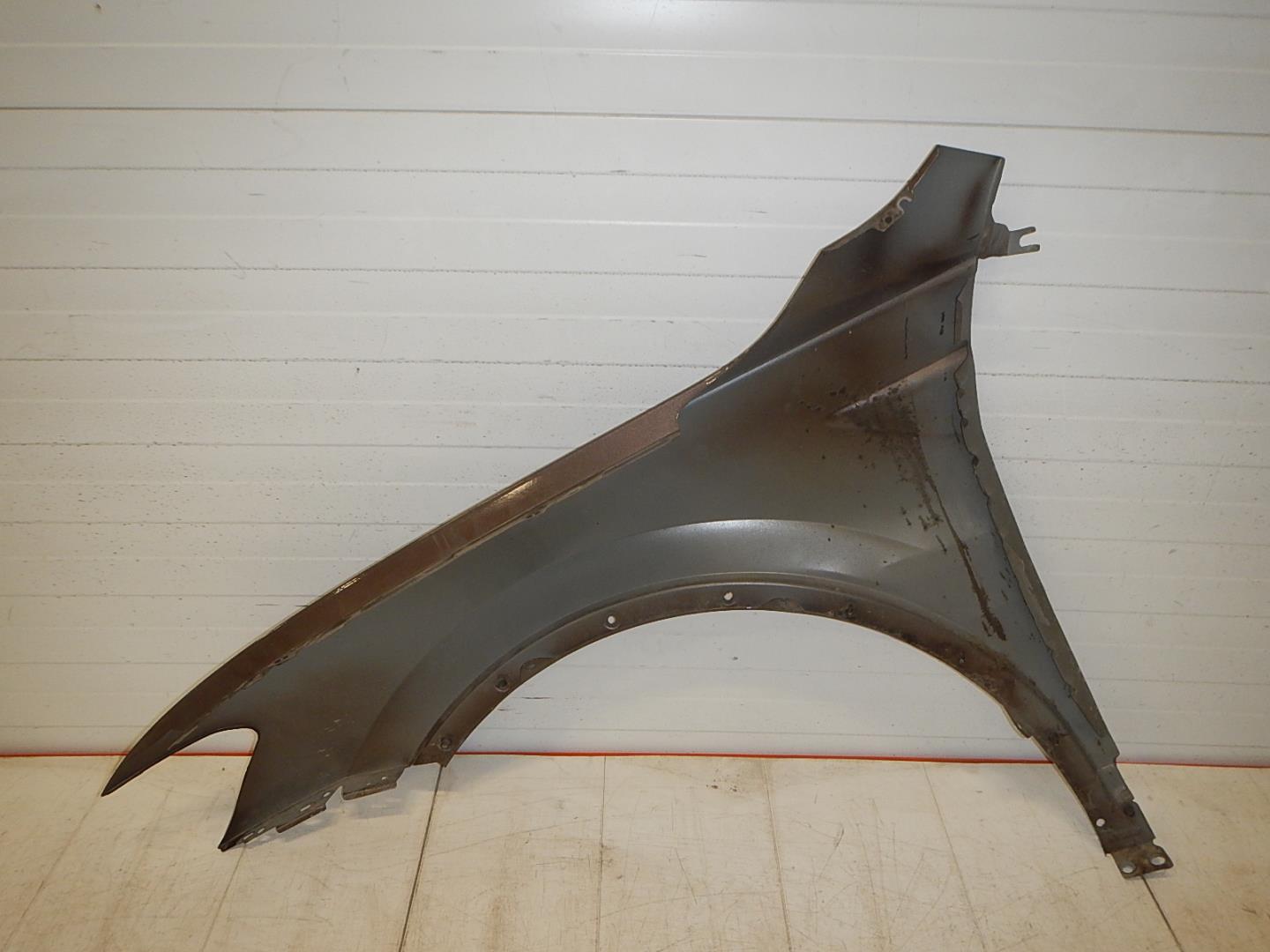 Крыло переднее правое