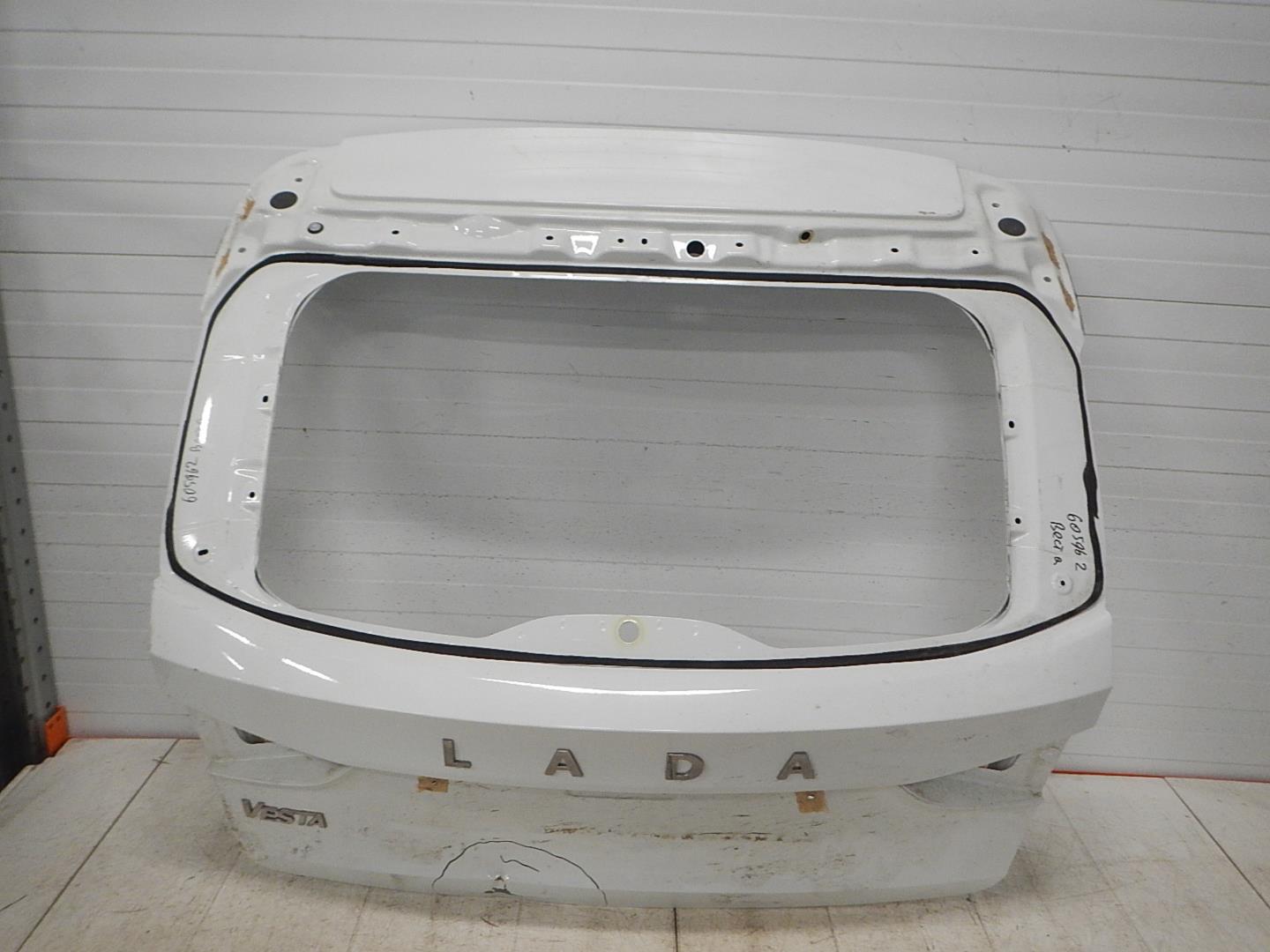 Дверь багажника