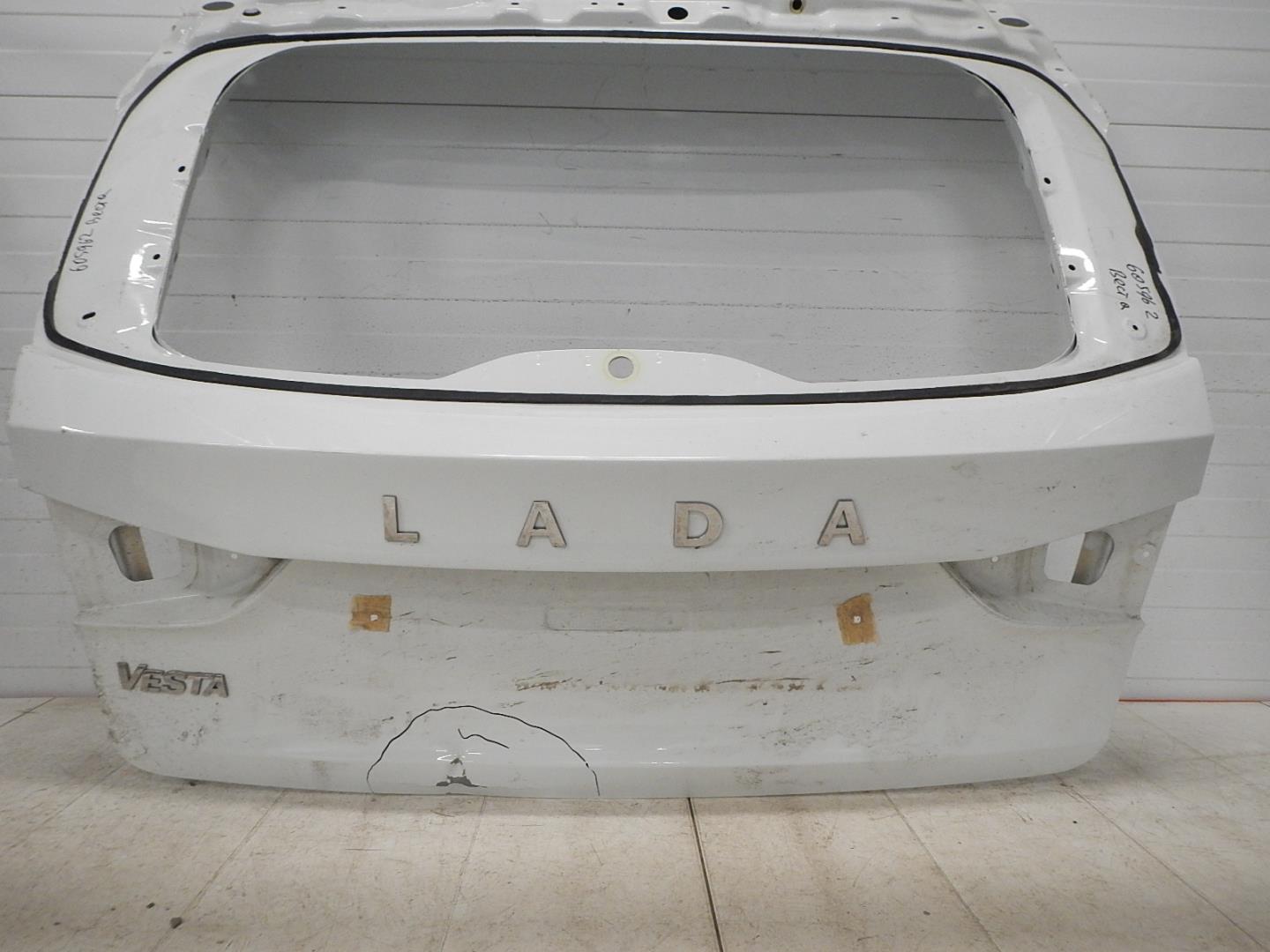 Дверь багажника