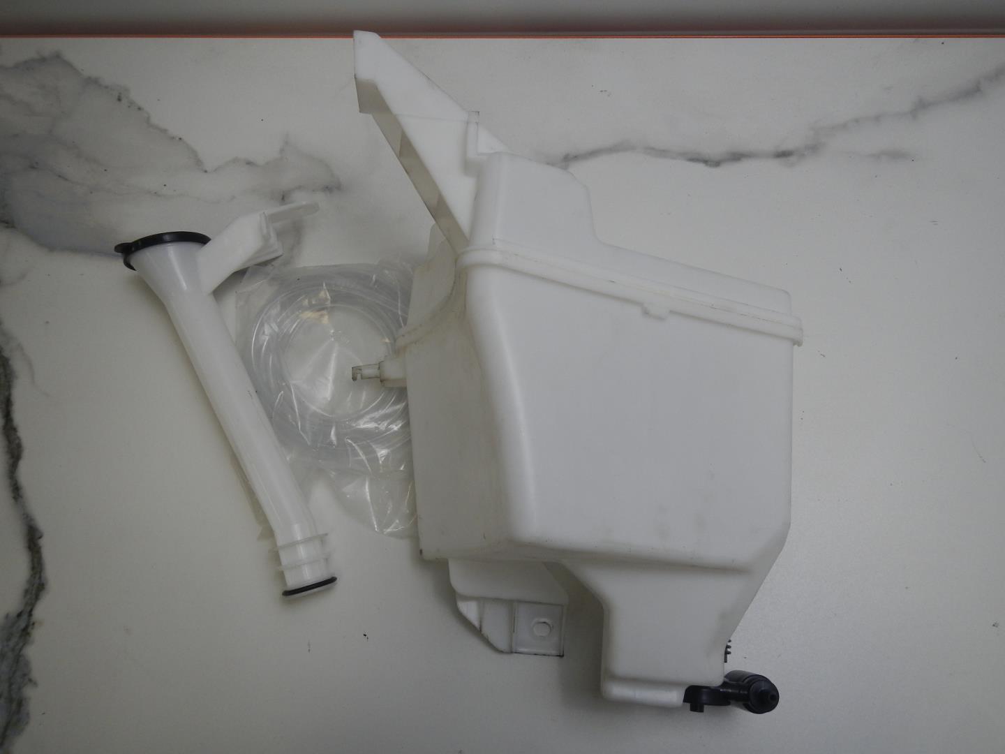 Бачок омывателя лобового стекла