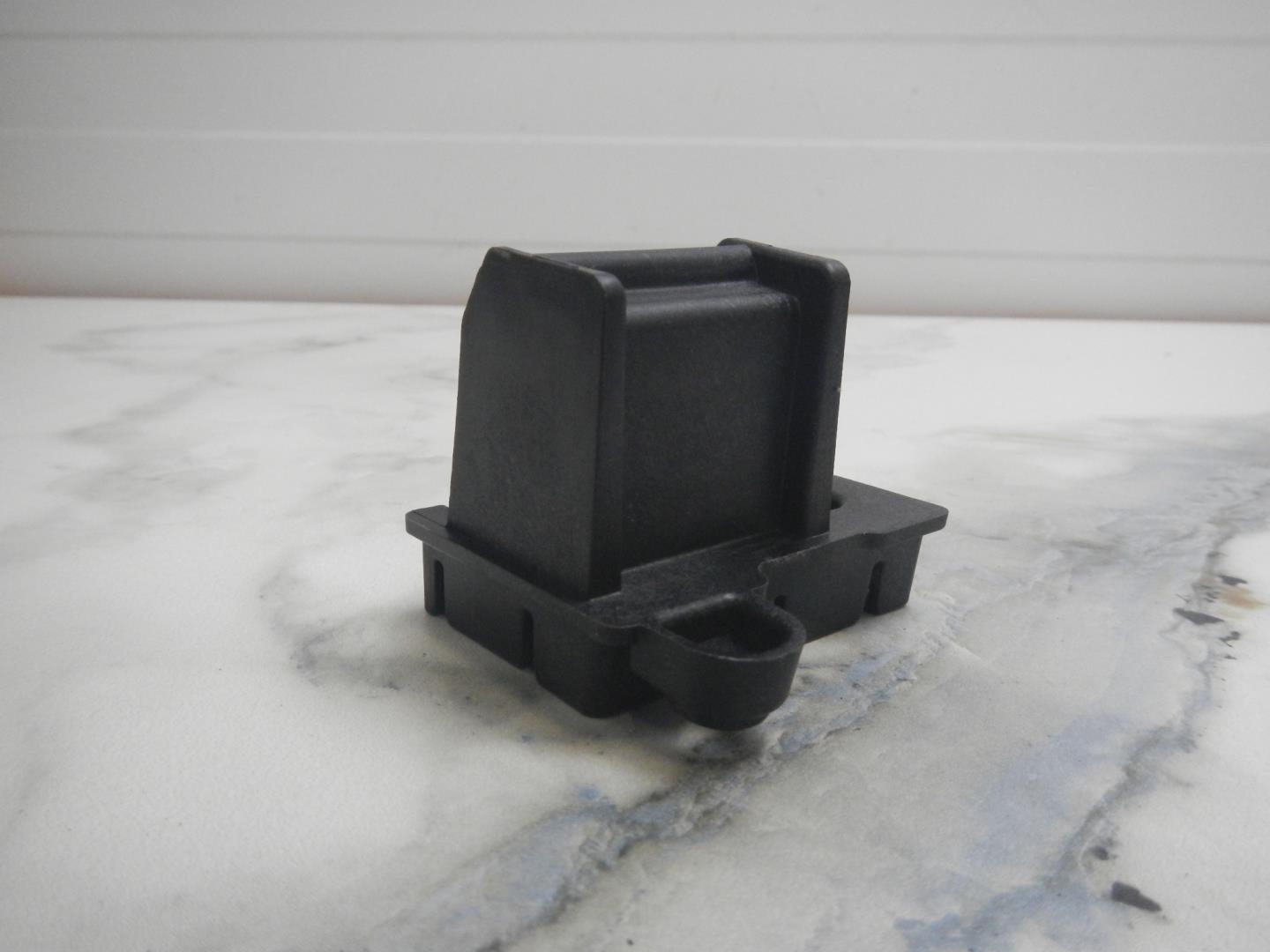 Кронштейн фар левый