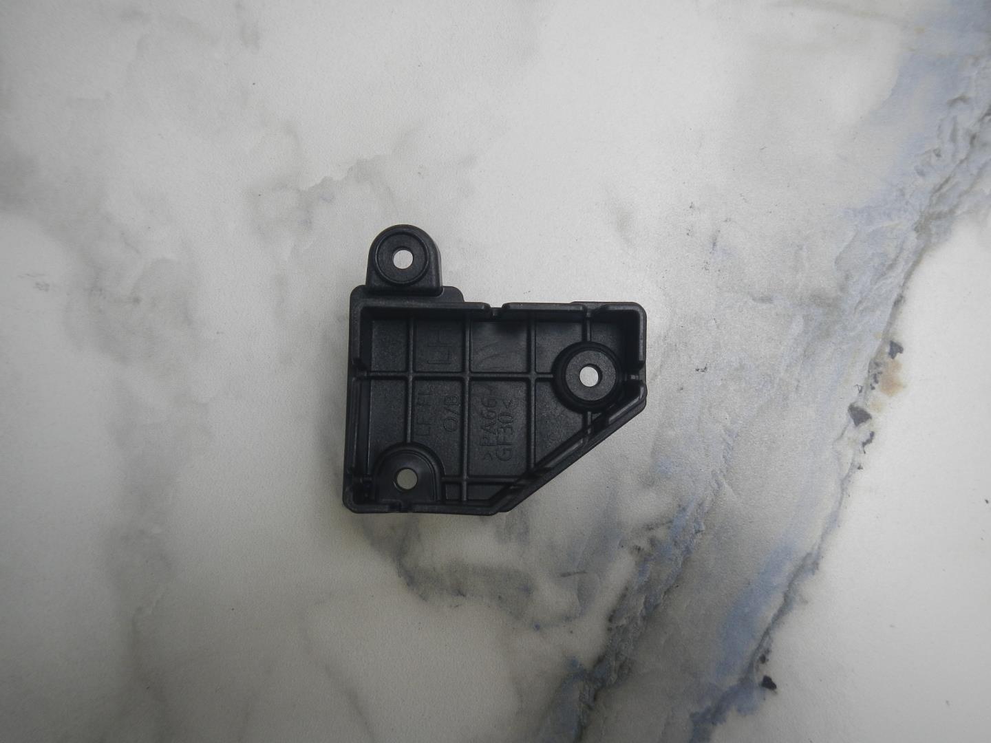 Кронштейн фар левый