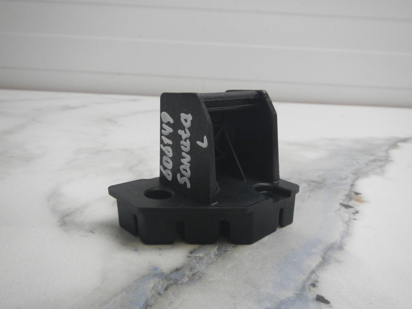 Кронштейн фар левый