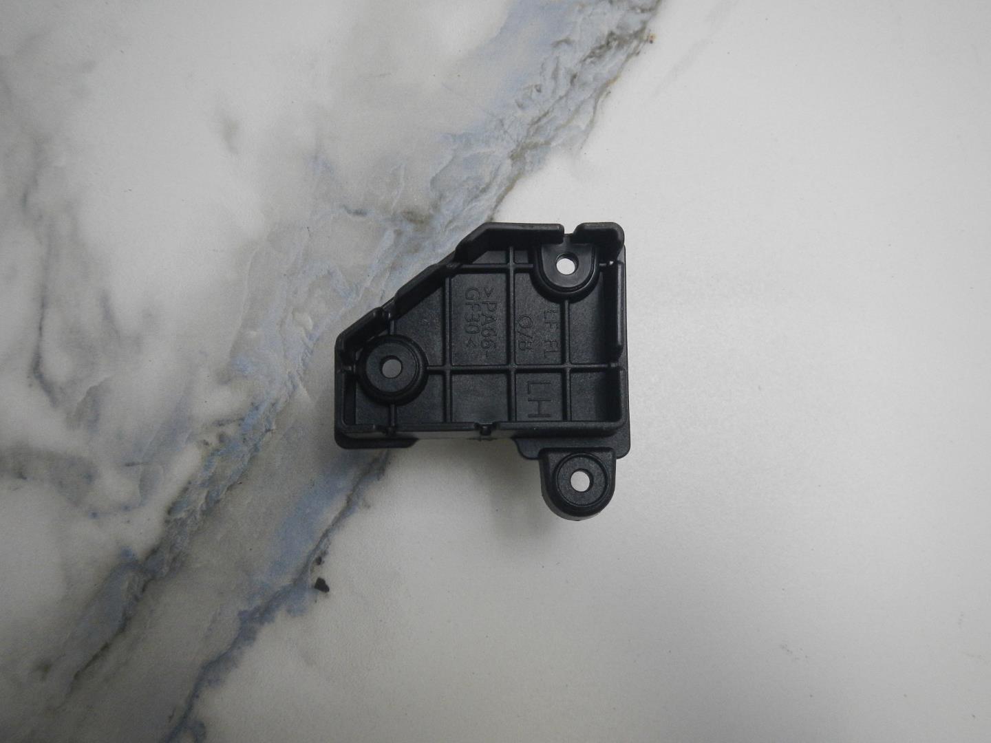 Кронштейн фар левый