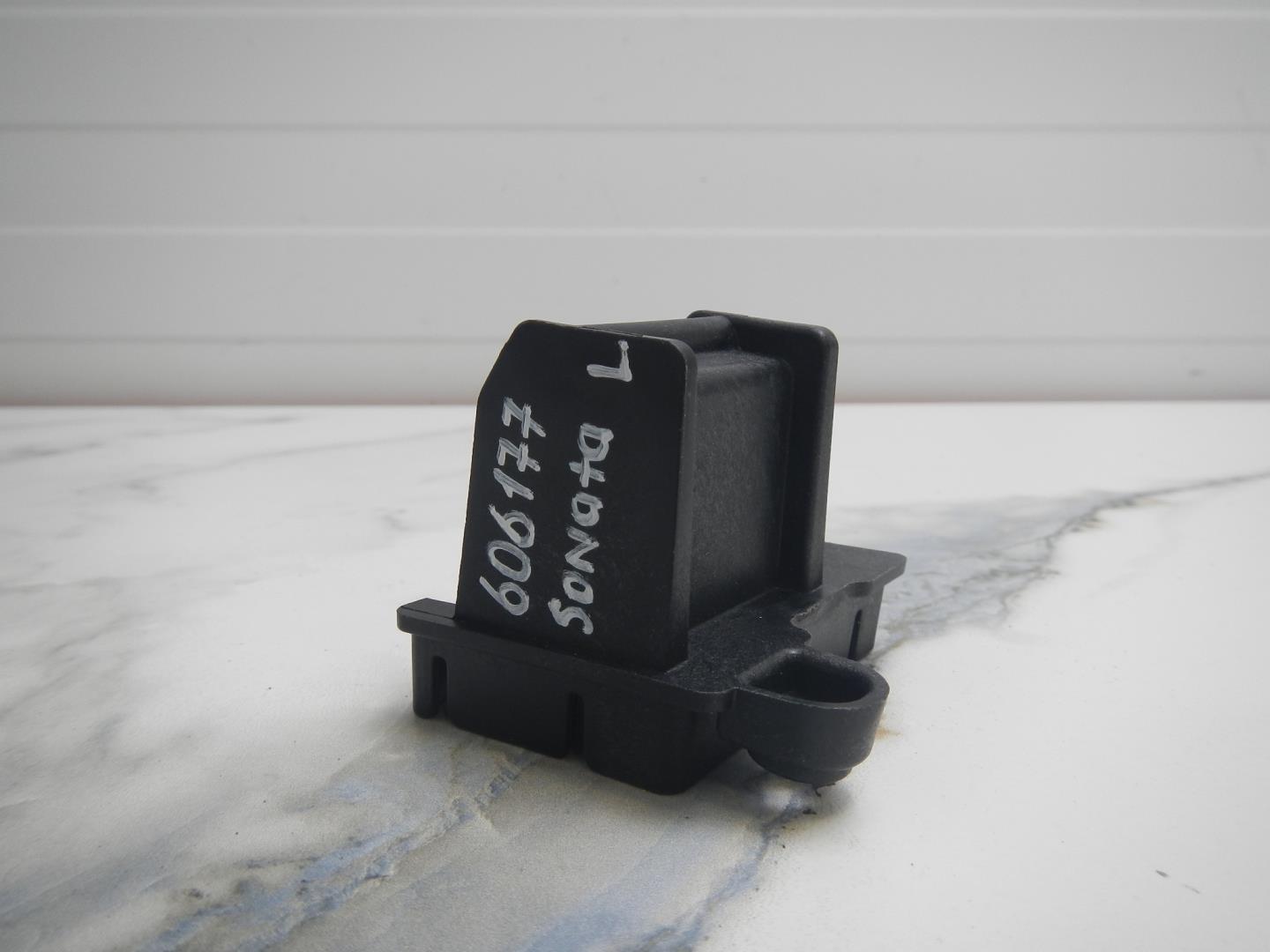 Кронштейн фар левый