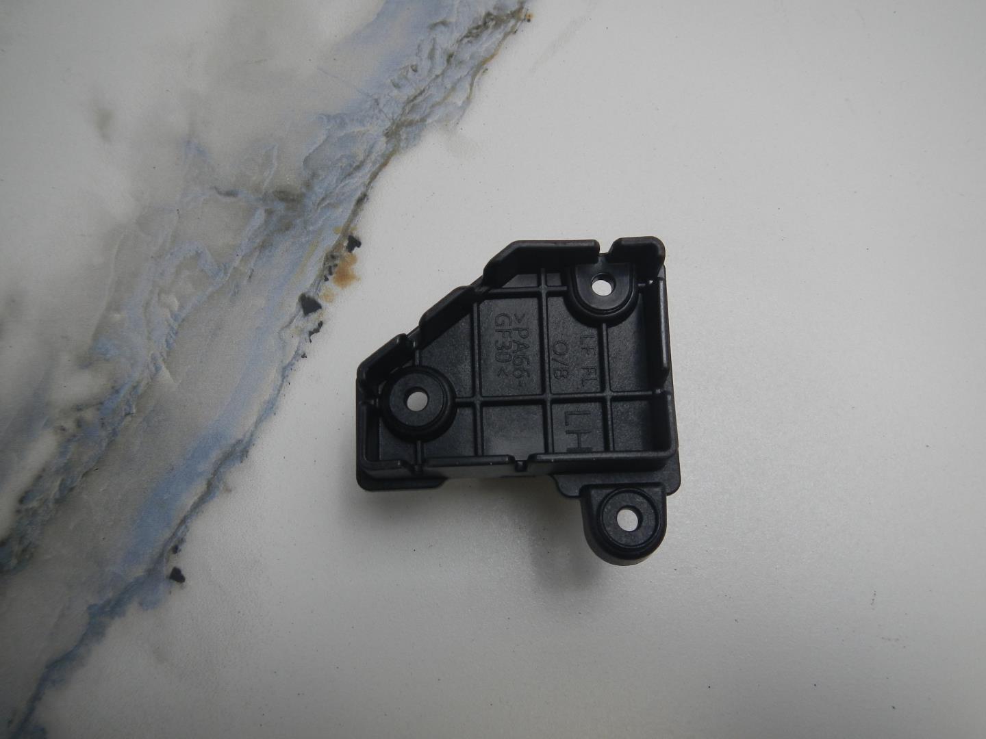 Кронштейн фар левый