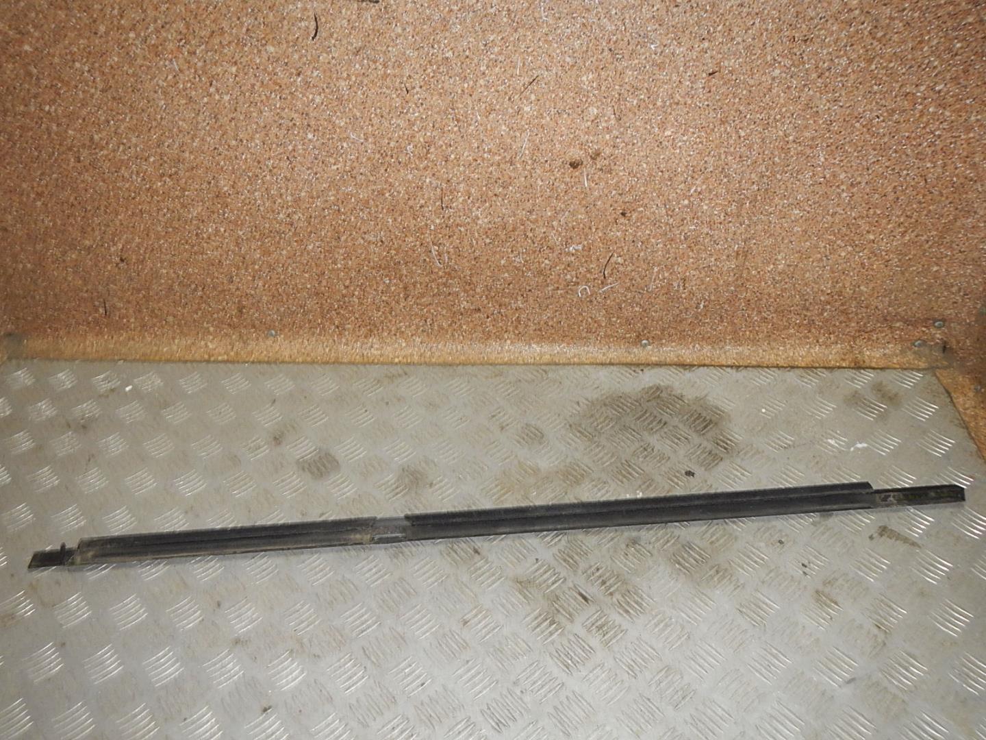 Накладка стекла заднего правого