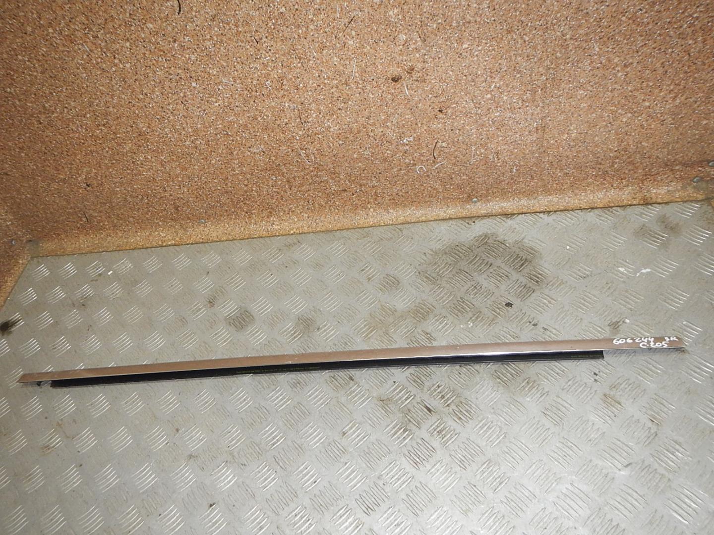 Накладка стекла заднего правого