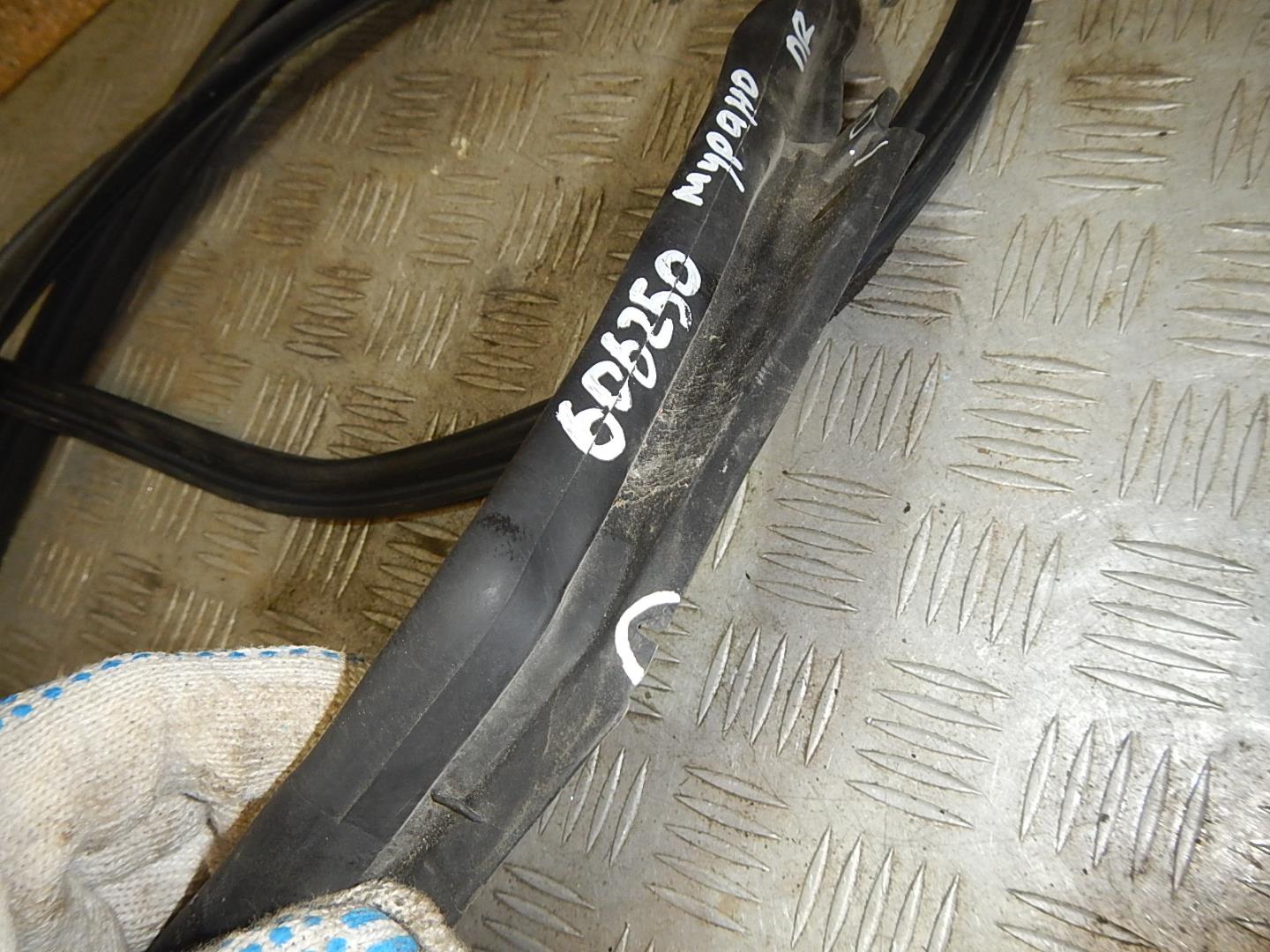 Уплотнитель передней правой двери