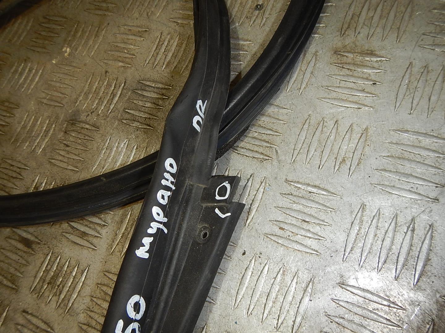 Уплотнитель передней правой двери