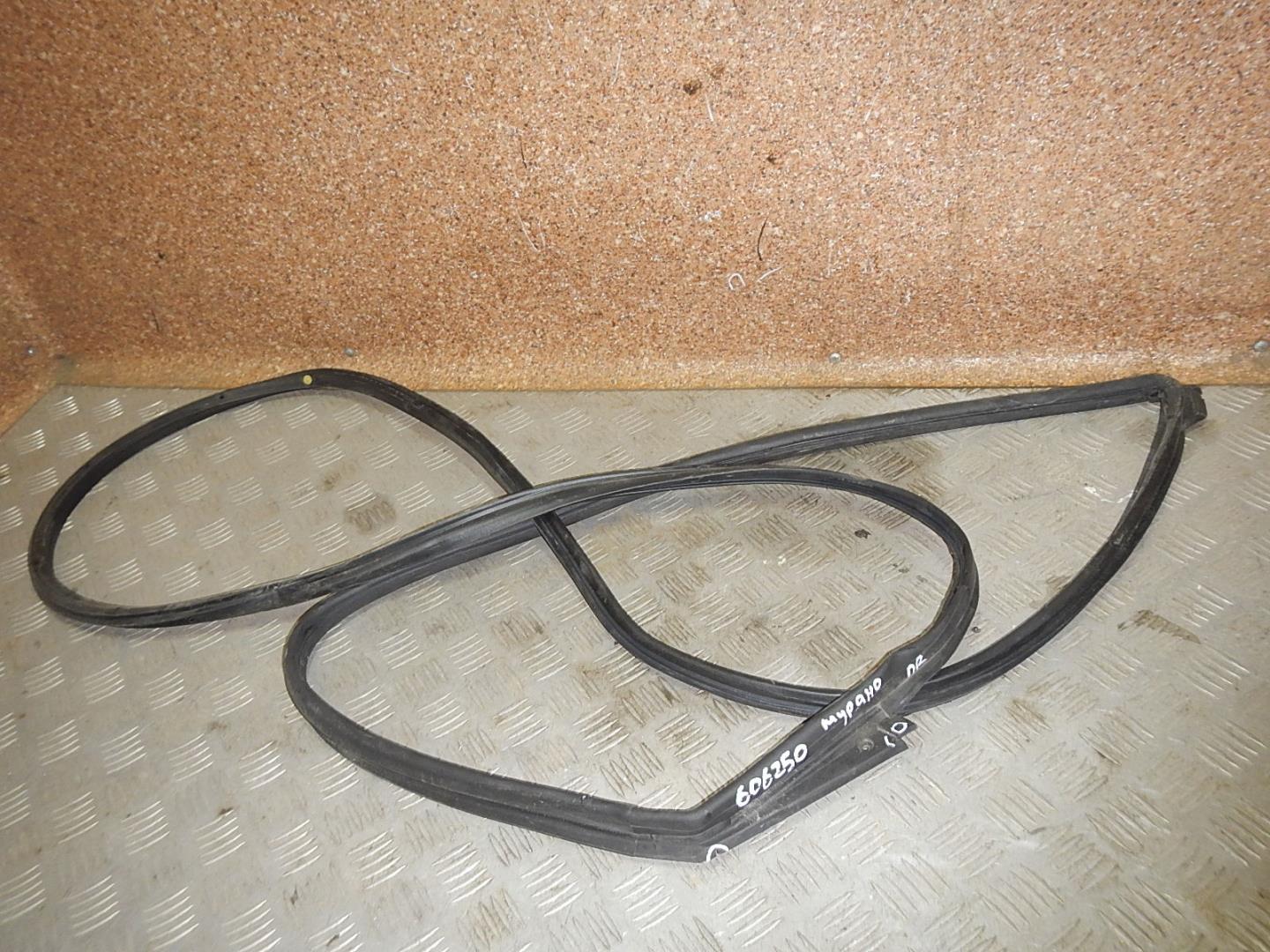 Уплотнитель передней правой двери