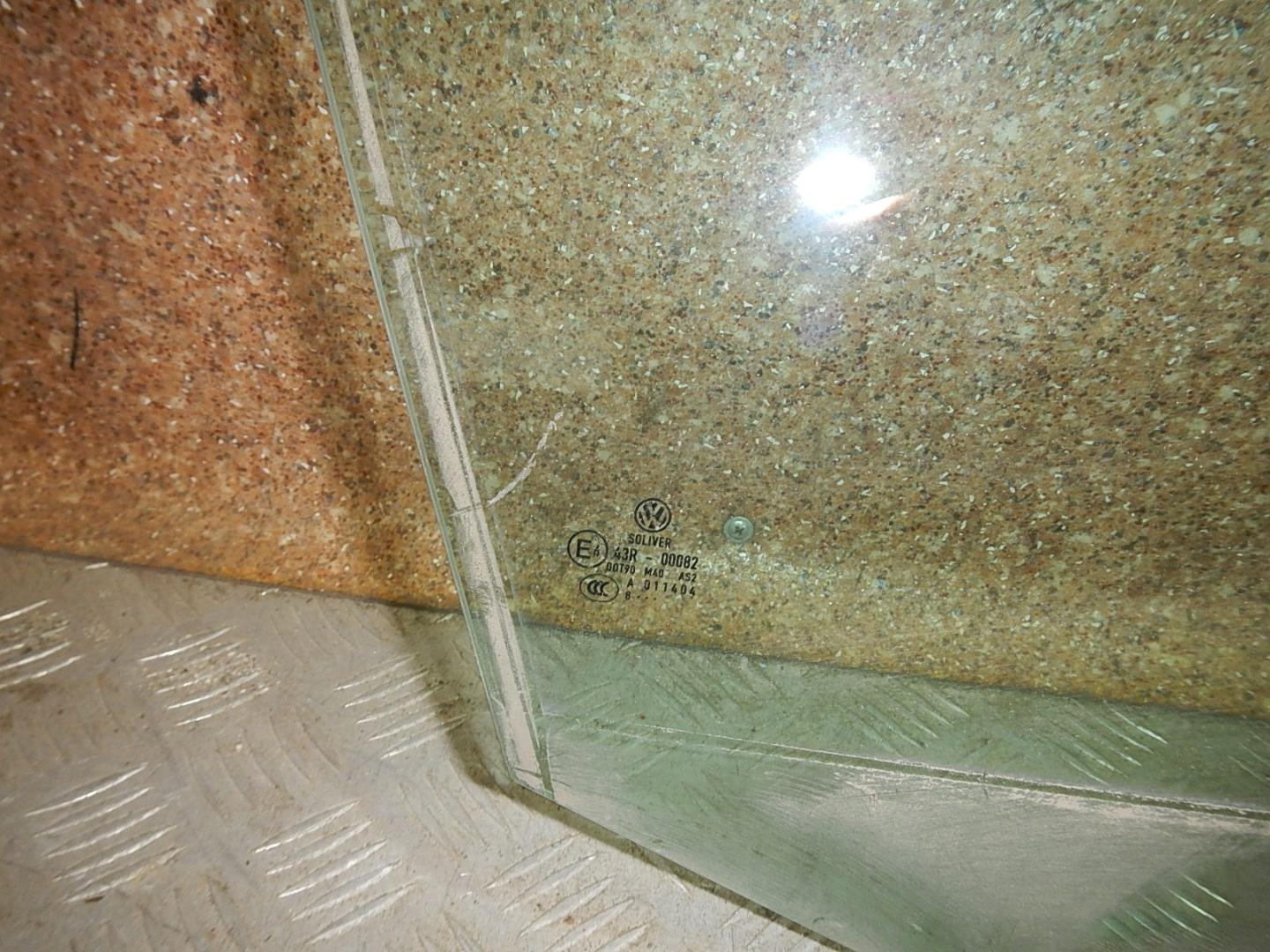 Стекло двери передней правой