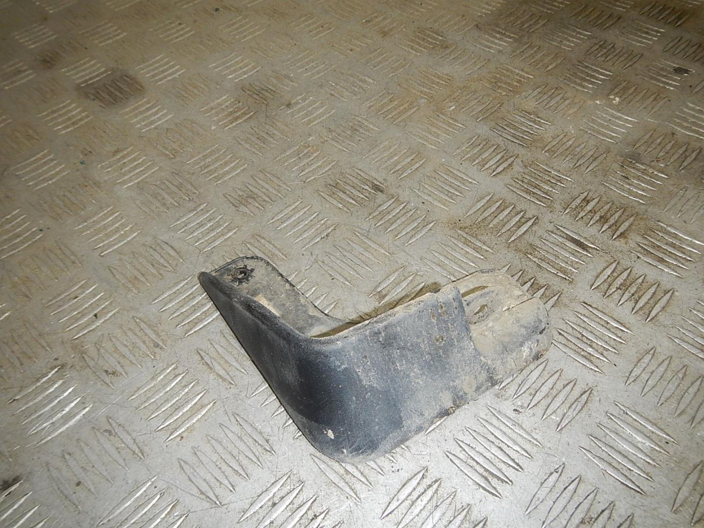 Брызговик задний левый