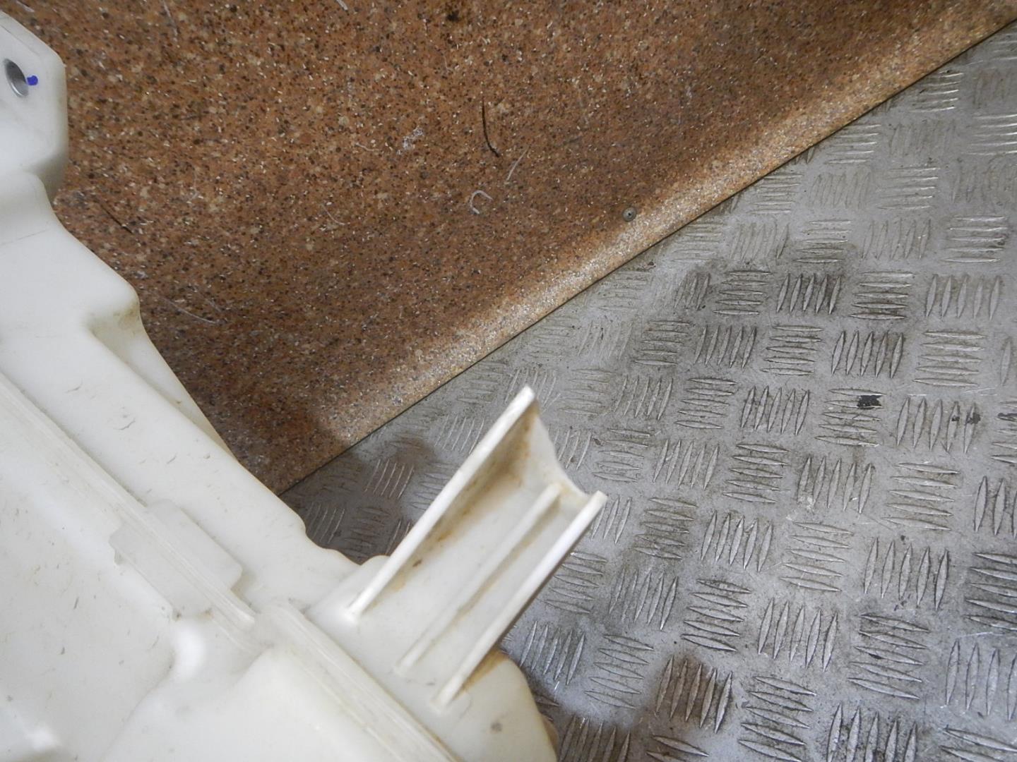 Бачок омывателя лобового стекла