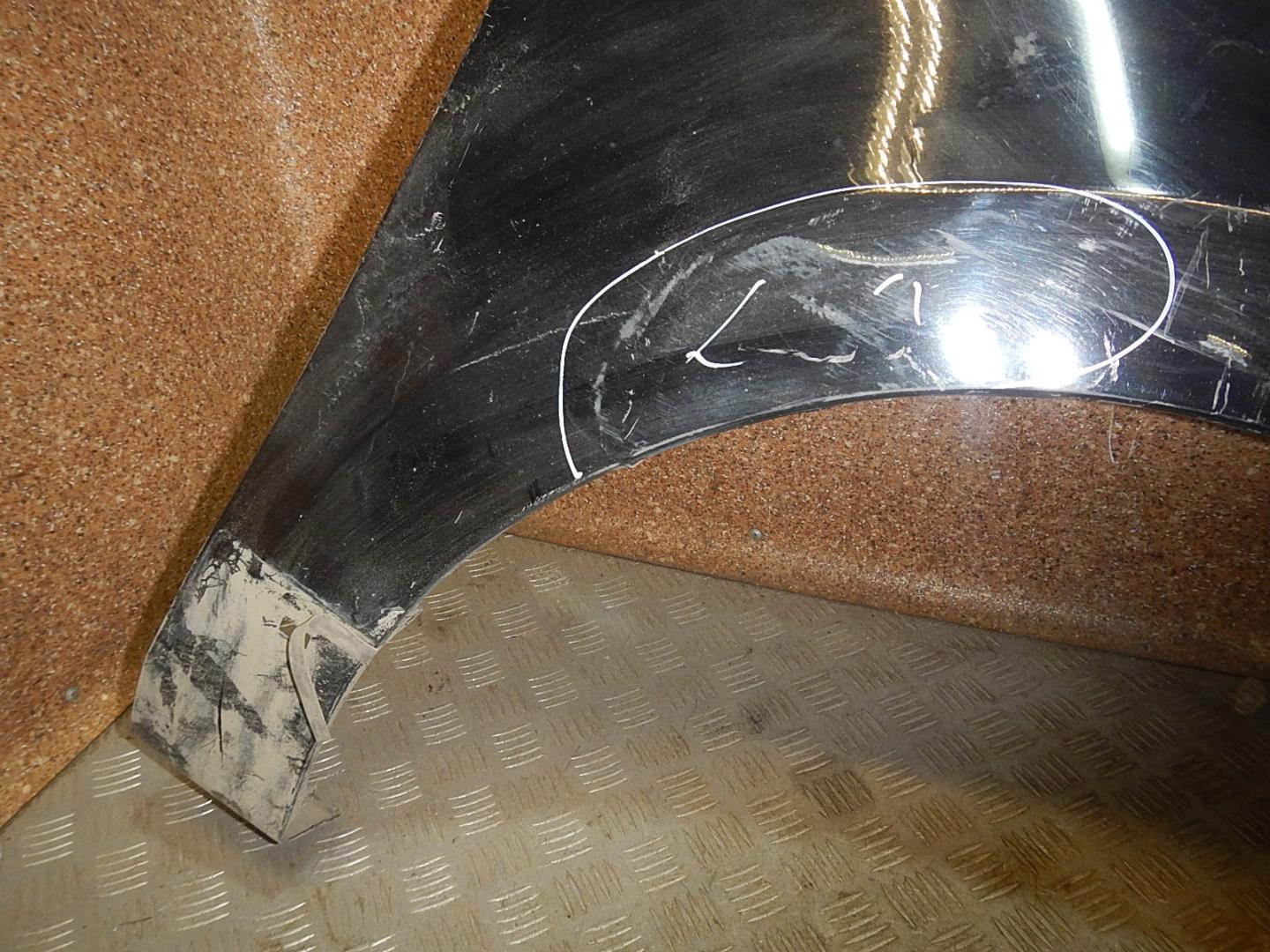 Крыло переднее правое