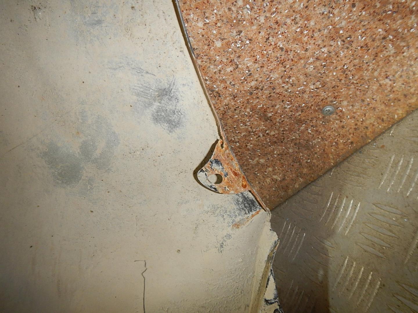 Крыло переднее правое