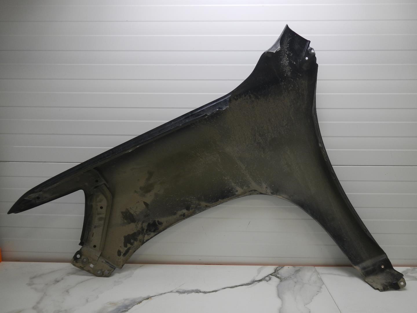 Крыло переднее правое