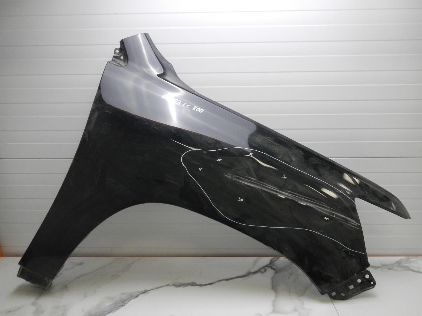 Крыло переднее правое