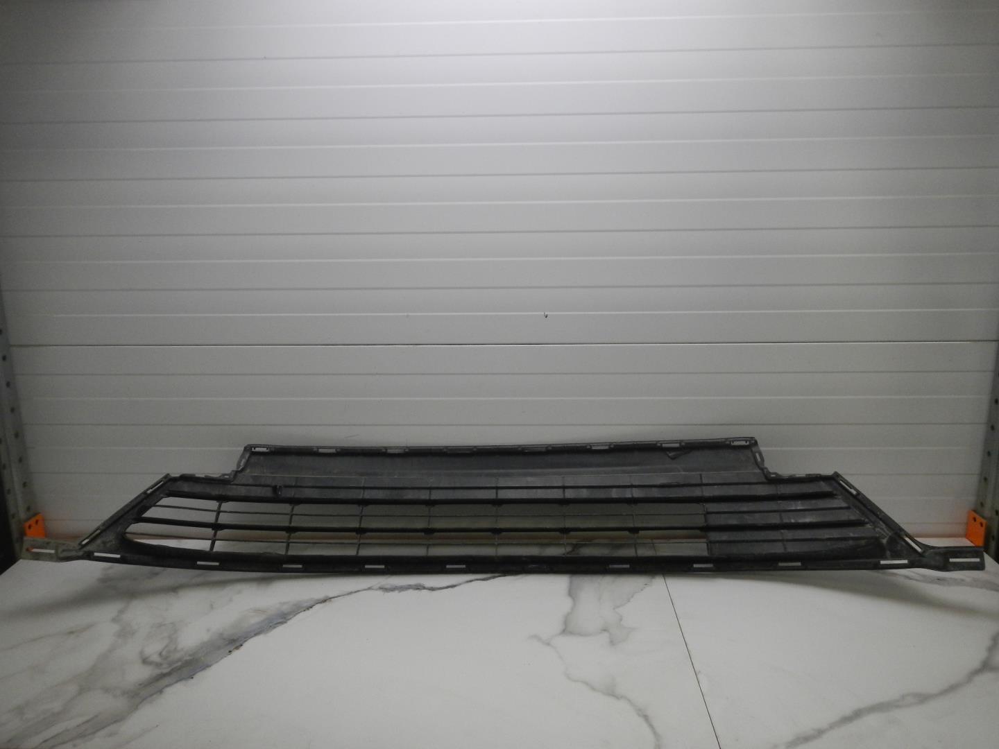 Решетка в бампер центральная