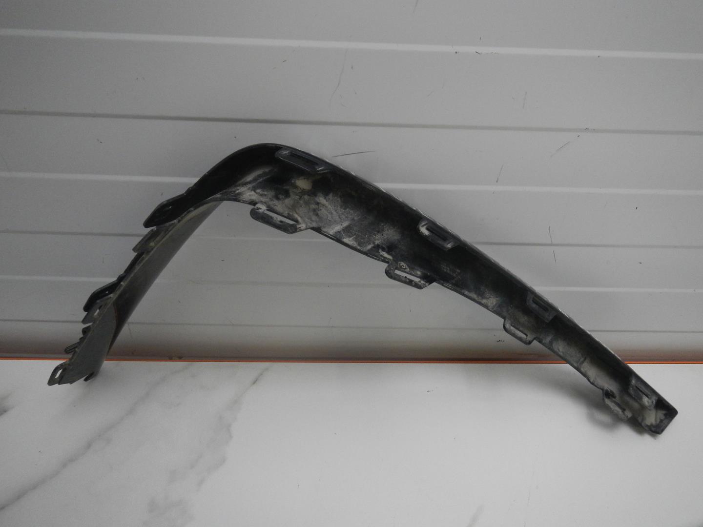 Молдинг переднего бампера левый